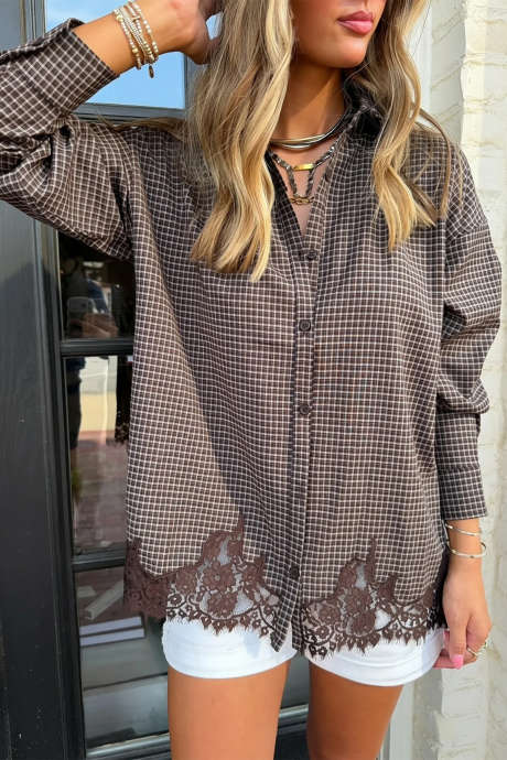 Camisa marrón de manga larga a cuadros con dobladillo de encaje transparente y patchwork