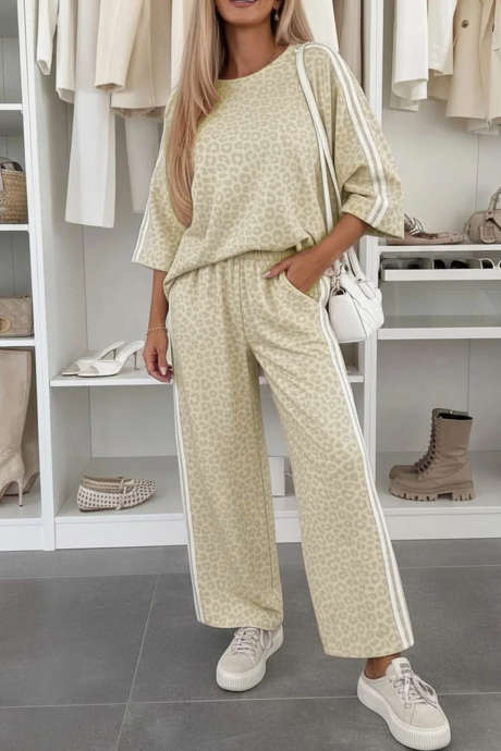 Conjunto de top de manga tres cuartos y pantalón con estampado de leopardo color albaricoque y detalles de rayas estilo universitario.