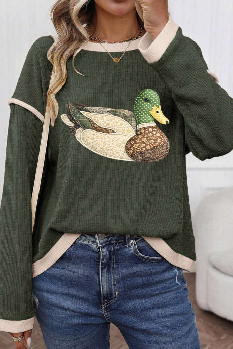 Gebreide top met klavertje vier en wilde eend, met contrasterende bies en patchwork-motief.