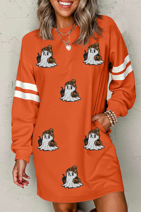 Oranje sweatshirtjurk met pailletten en spookpatroon, varsity mouwen en zakken.