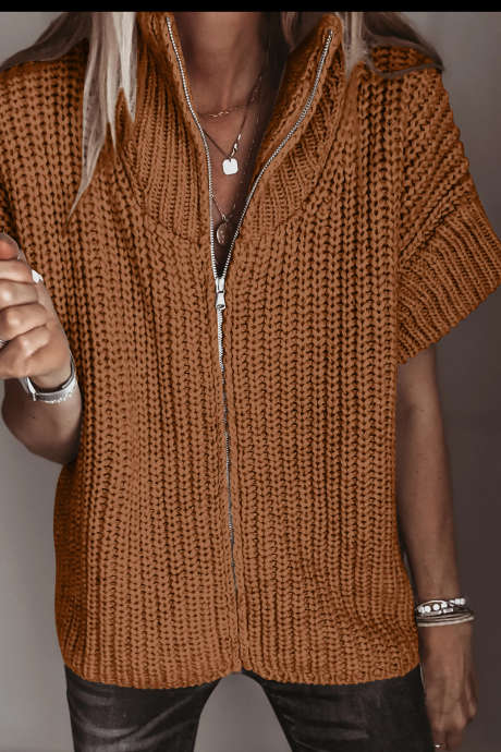 Zimtfarbener, einfarbiger Kurzarm-Strickpullover mit Reißverschluss und hohem Kragen