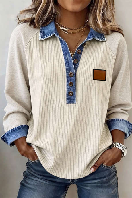 Blusa de manga comprida em denim canelado cinza claro com detalhes colorblock e gola abotoada.