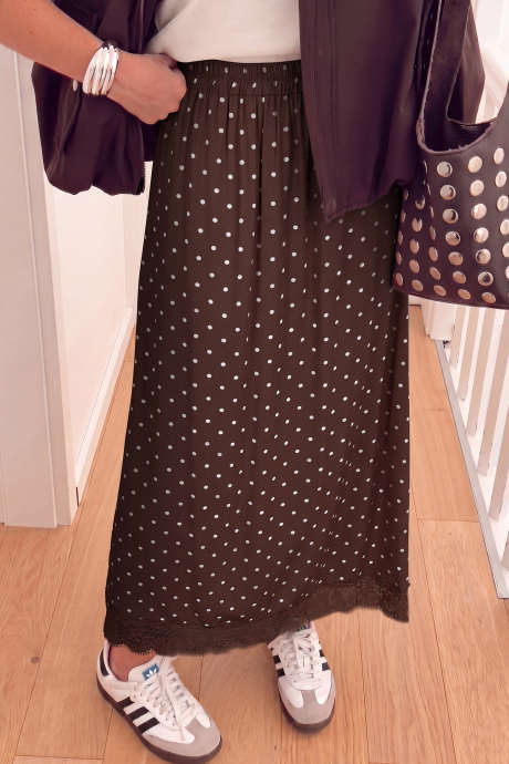 Saia longa elegante com bainha de renda marrom com bolinhas