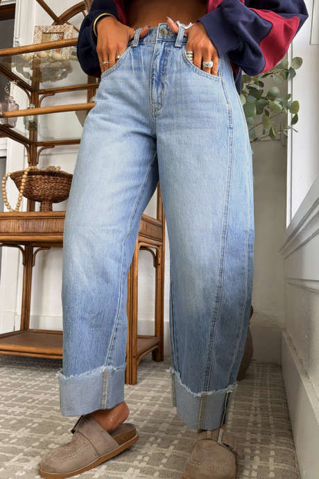Calça jeans folgada Myosotis com barra desfiada e dobrada até o tornozelo.