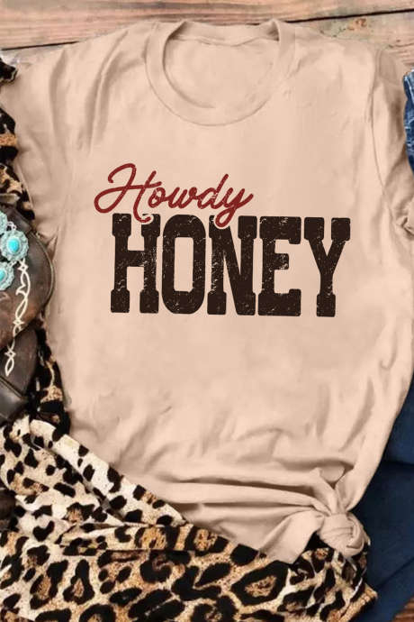 Camiseta casual com estampa gráfica "Howdy HONEY" em tom cáqui e estilo western.