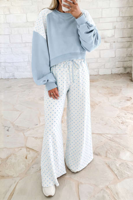 Conjunto casual de dos piezas con pantalón y mangas largas, estampado de retazos de lunares azul claro y bloques de color.