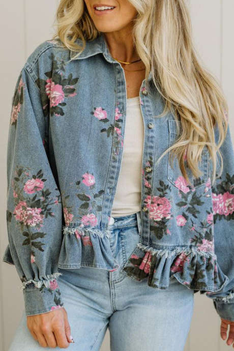 Chaqueta vaquera azul cielo con estampado floral, costuras sin rematar y bajo con volantes.
