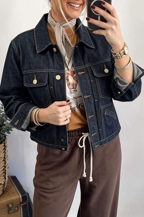 Chaqueta vaquera vintage azul marino con detalles de costuras en contraste y bolsillos.