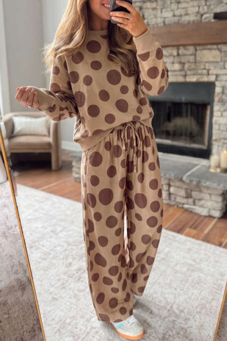 Conjunto de top de manga larga con cordón ajustable y pantalón holgado color caqui con lunares.