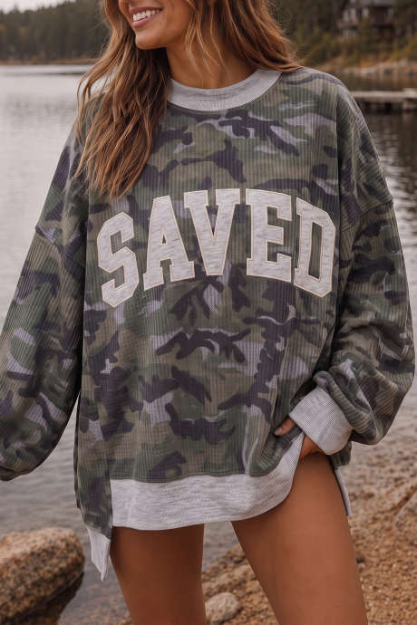 Mehrfarbiges, strukturiertes Camouflage-Muster, grafischer High-Low-Pullover