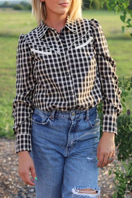 Camisa de manga larga estilo western a cuadros negros con detalles bordados.