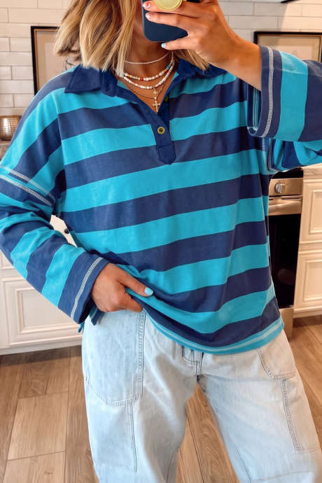 Blusa folgada com gola polo contrastante listrada azul e mangas 3/4.