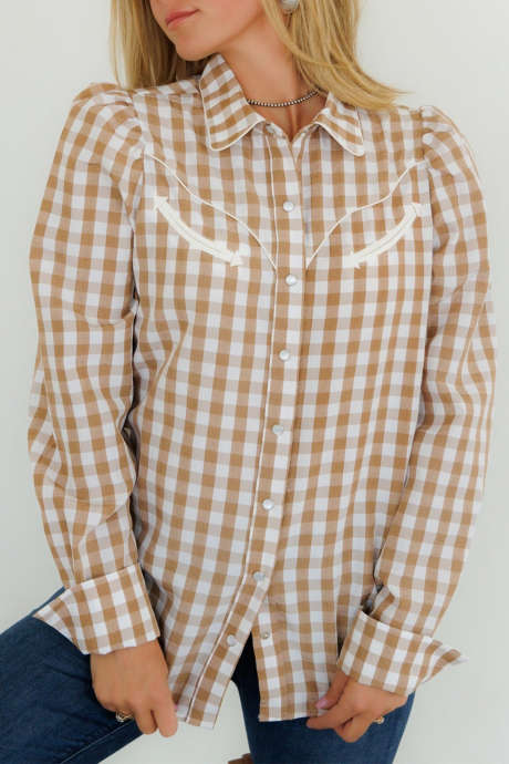 Camisa de manga larga estilo western a cuadros color caqui con detalles de bordado.