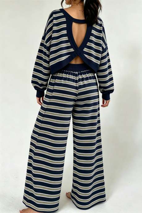 Conjunto de 2 peças com blusa de manga comprida e calça pantalona com recorte nas costas e listras azul-celeste.
