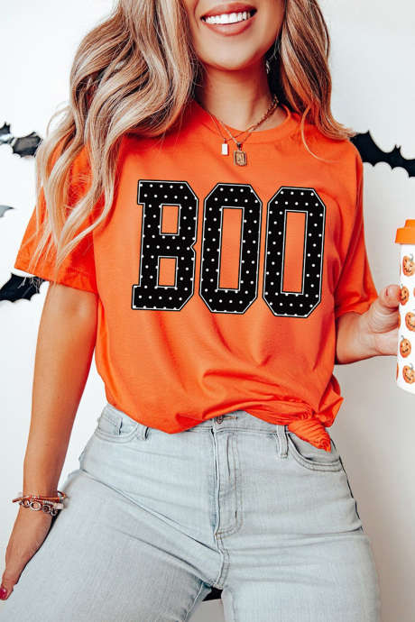 Camiseta de Halloween de manga curta e gola redonda com estampa de bolinhas laranja e slogan "BOO"