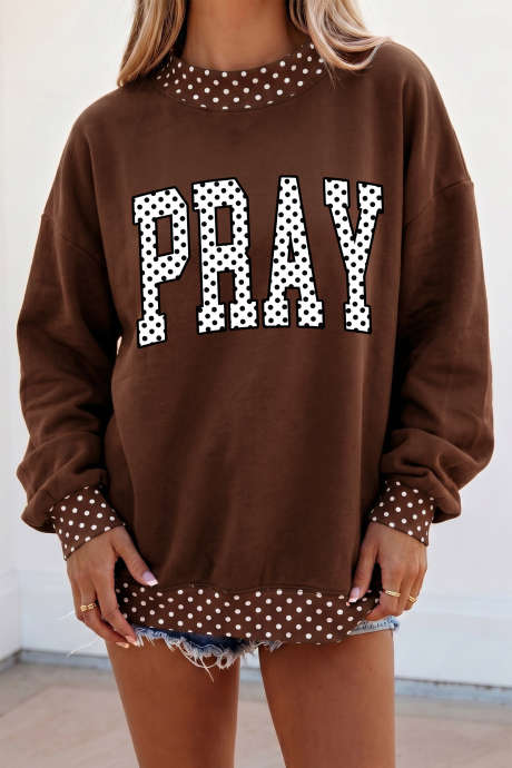 Blusa de moletom de gola alta marrom com estampa de bolinhas e slogan "PRAY"