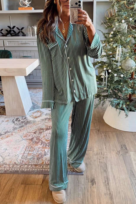 Set pantaloni de pijama cu dungi verzi, rever și buzunar la piept, cu bordură și paspoal