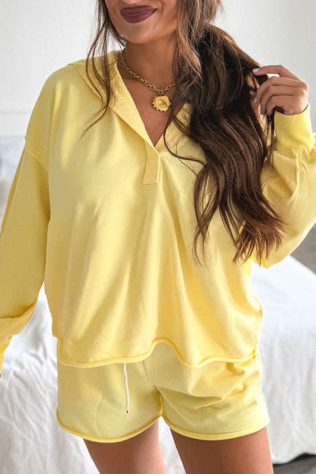Completo casual giallo tinta unita con felpa a maniche lunghe con orlo a vivo e coulisse.
