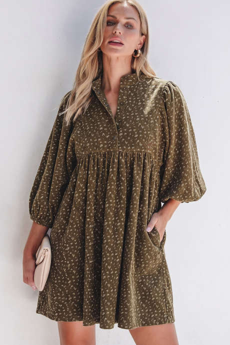Vestido curto casual verde floral de veludo cotelê com mangas bufantes
