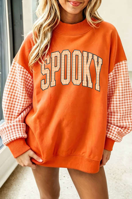 Moletom com estampa xadrez laranja-avermelhada e mangas contrastantes com a palavra SPOOKY