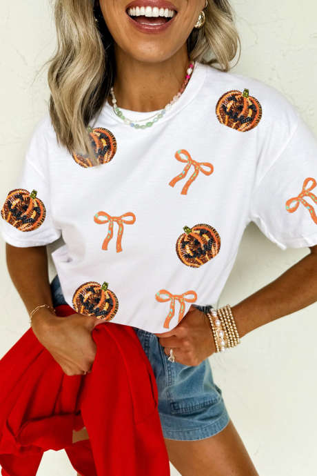 Camiseta com estampa de Halloween em abóbora branca com lantejoulas e laço no rosto