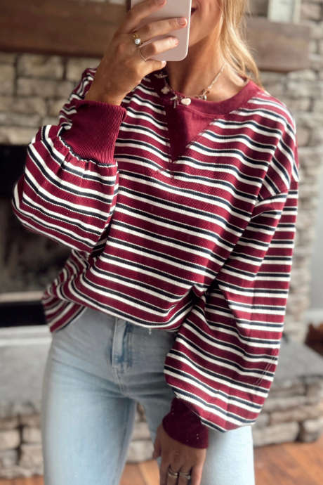 Blusa listrada vermelha com ombros caídos e mangas bufantes compridas