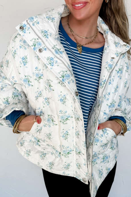 Hemelsblauwe, gewatteerde casual pufferjas met bloemenprint en ruchesmouwen.