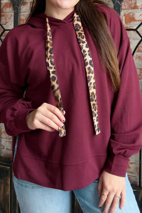 Rød Dahlia Plus Size Hættetrøje med Sænkede Skulderdetaljer i Leopardprint og Kontrastprint