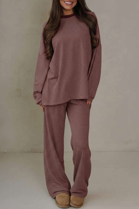 Conjunto de 2 piezas: top de manga larga oversize con cuello redondo y ribete de contraste a rayas marrones y pantalón.