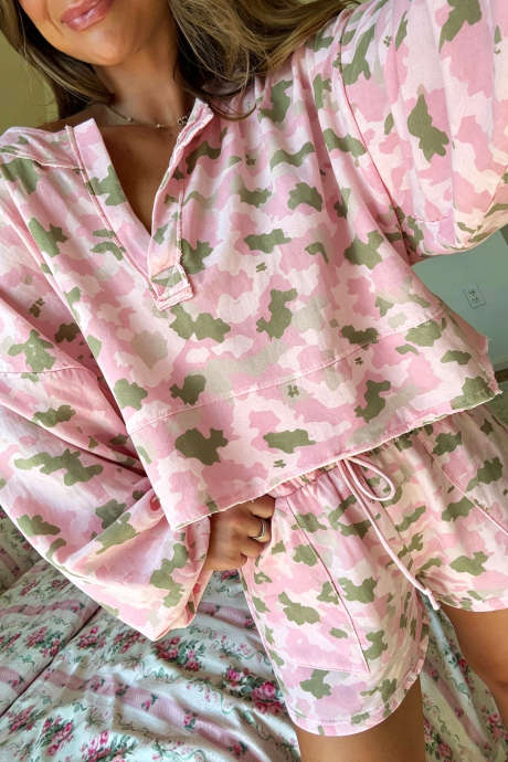 Completo due pezzi con pantaloncini a maniche lunghe e orlo sfrangiato, fantasia a quadri rosa/mimetica.