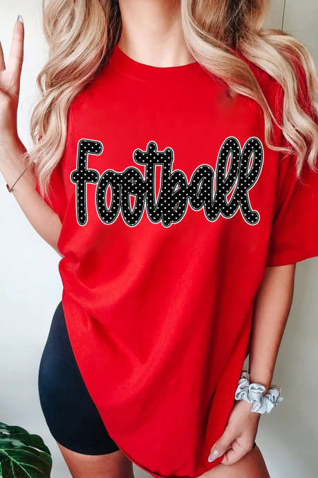 Camiseta vermelha com estampa de bolinhas e letras para o dia do jogo, estilo futebol americano.