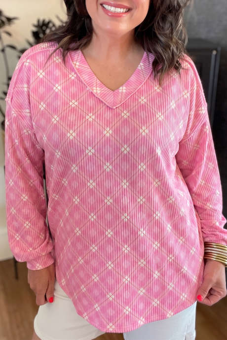 Top a maniche lunghe in maglia testurizzata con scollo a V a quadri rosa, taglie forti.