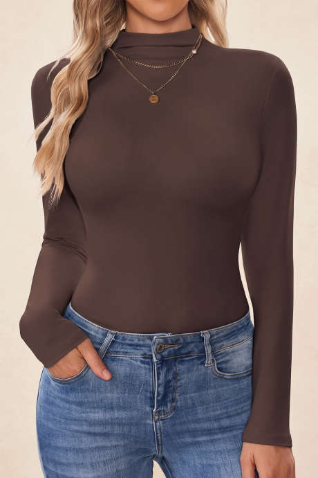 Top ajustado de manga larga y cuello alto color café con achicoria