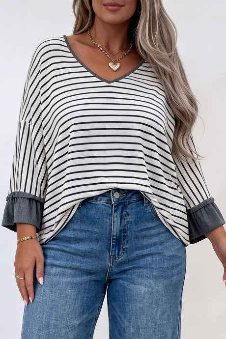Blusa plus size cinza listrada com babados nas mangas 3/4 e decote em V.