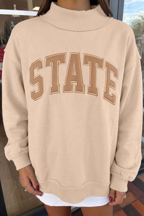 Perkamentkleurige sweatshirt met zichtbare naden en opstaande kraag, met STATE-letterprint, losvallend model.