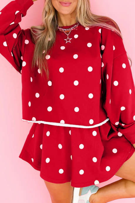 Conjunto de dos piezas: jersey holgado con bajo sin rematar y falda pantalón, estampado de lunares rojos.