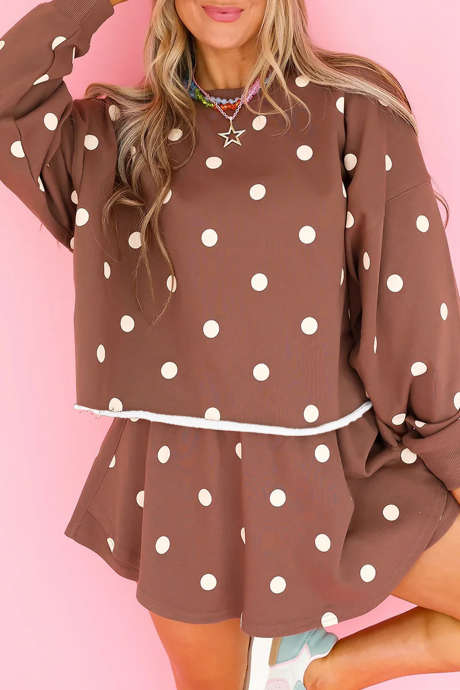 Conjunto de dos piezas: jersey holgado con bajo sin rematar y falda pantalón, estampado de lunares marrones.