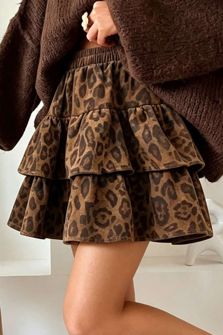 Minissaia marrom com estampa de leopardo e cintura elástica em camadas