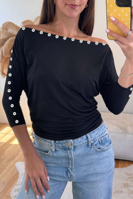 Top negro de manga tres cuartos con detalle de botones y hombros descubiertos LC25139073-P2