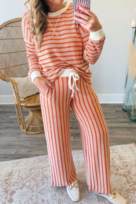 Conjunto de pantalón casual de manga larga acanalado con rayas naranjas y detalle retorcido.