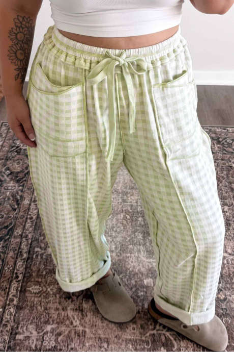 Pantalones casuales verdes de talla grande con estampado a cuadros, detalle de costura y cordón ajustable en la cintura.