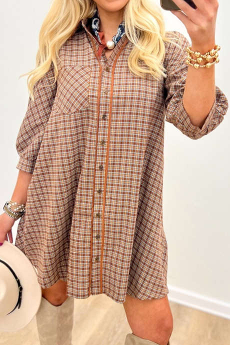 Vestido camisero abotonado con mangas tipo pulsera y ribete en contraste a cuadros marrones
