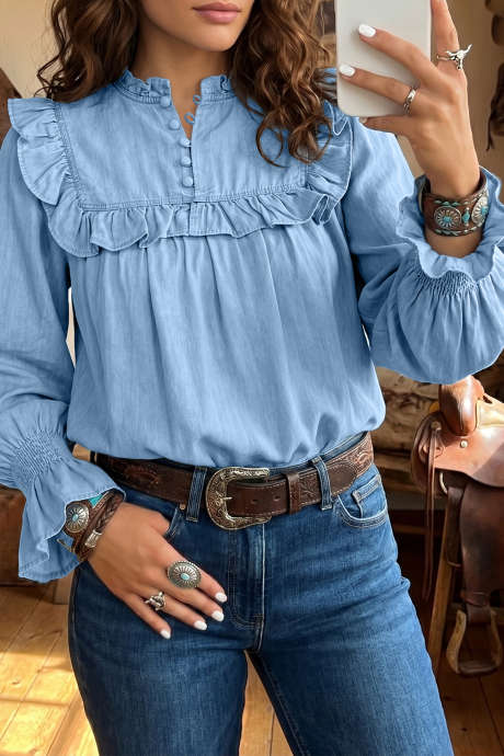 Chemisier en chambray Beau Blue Western à volants, col en V et manches longues