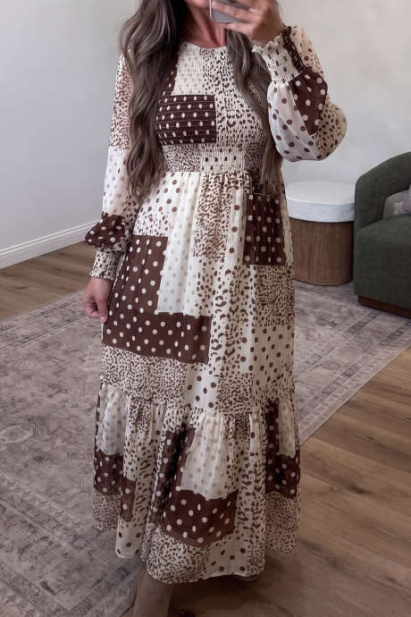 Vestido longo bege com franzidos, mangas compridas e estampa de bolinhas e leopardo.
