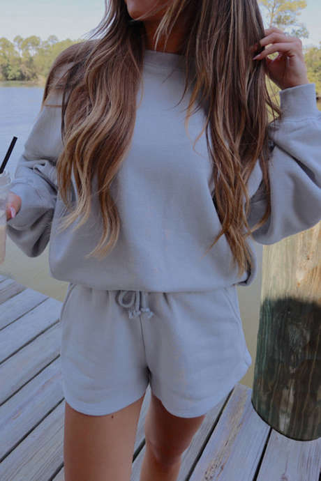 Completo casual grigio chiaro con felpa a spalle scese e pantaloncini