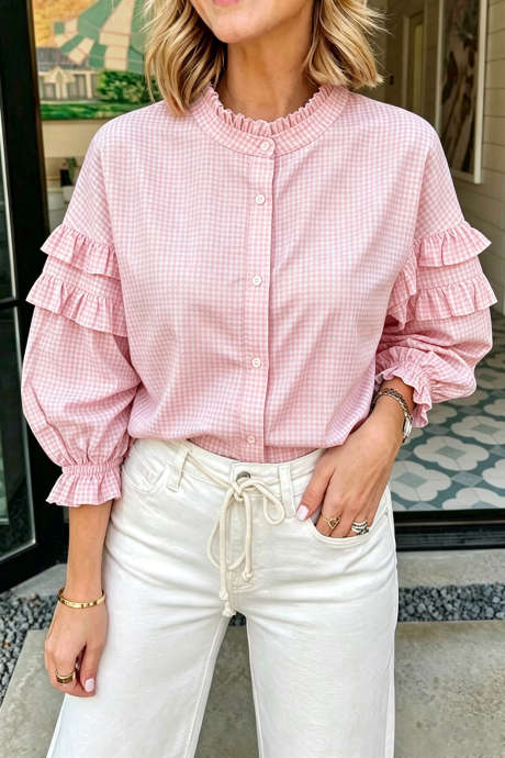 Camicia a maniche a sbuffo con scollo rotondo e volant, a quadri rosa.
