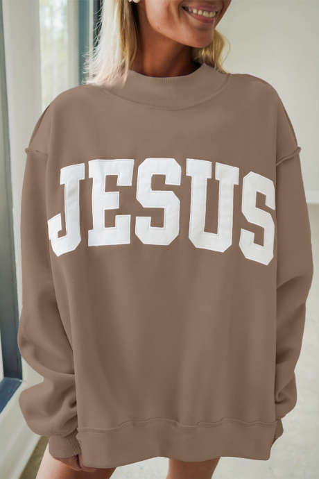 Sudadera holgada de cuello alto con estampado gráfico de la letra JESÚS en color caqui oscuro y costuras expuestas.