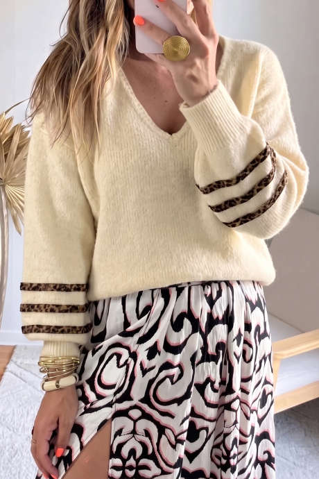 Suéter informal de manga larga con cuello en V color beige y detalle de rayas de leopardo.