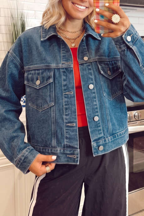 Jaqueta jeans casual azul marinho vintage com bolso de aba e botões.