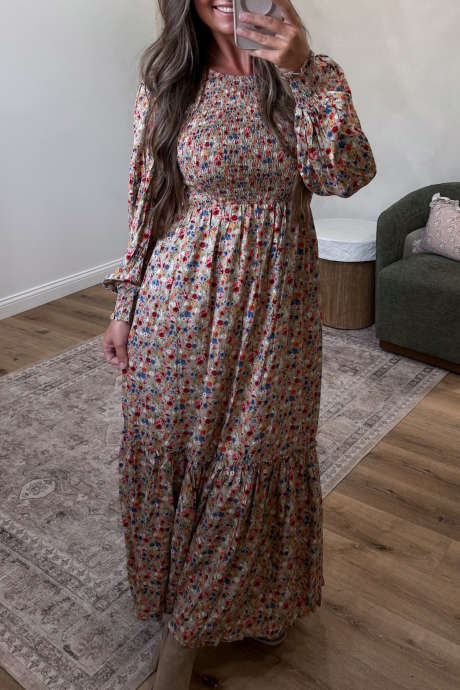 Vestido longo multicolorido com estampa floral, corpete franzido, mangas compridas e barra com babados.